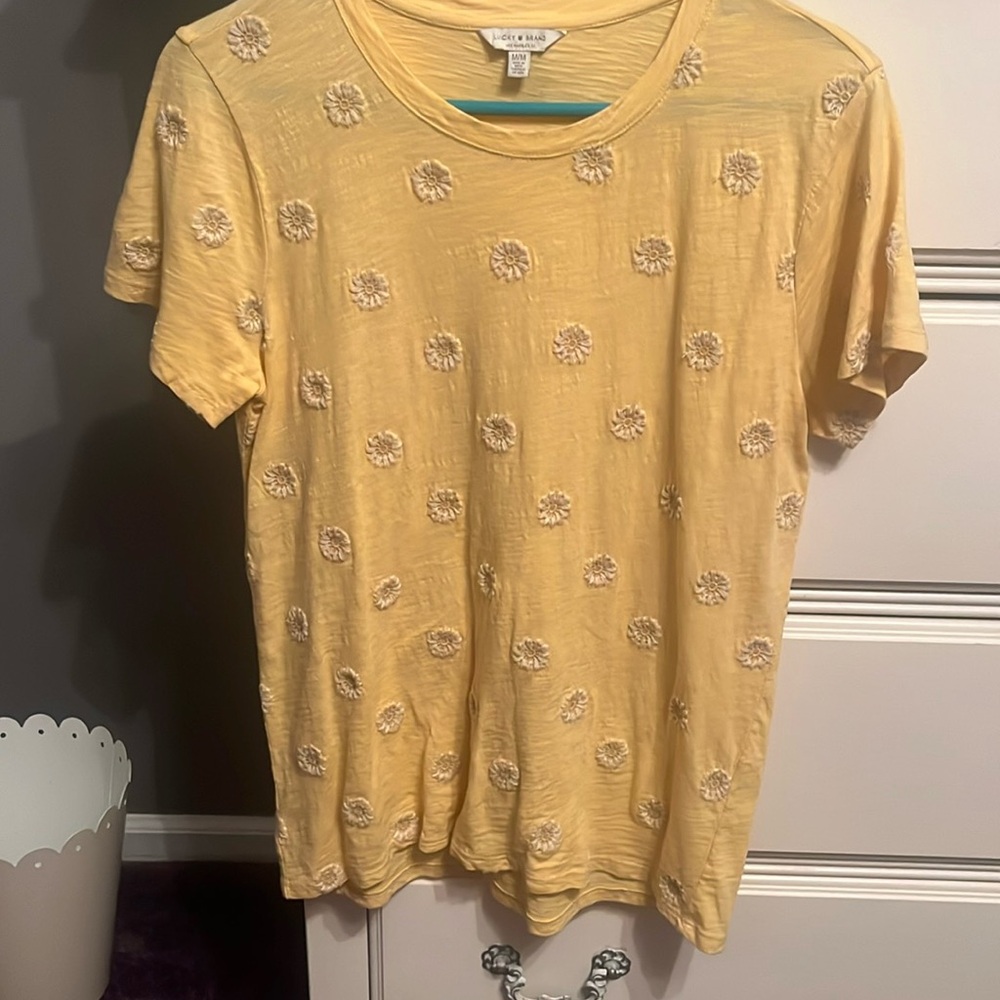 Size M Lucky Brand tee